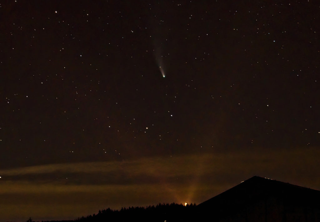 Georg Viktor Turm beleuchtet mit Komet Leowise